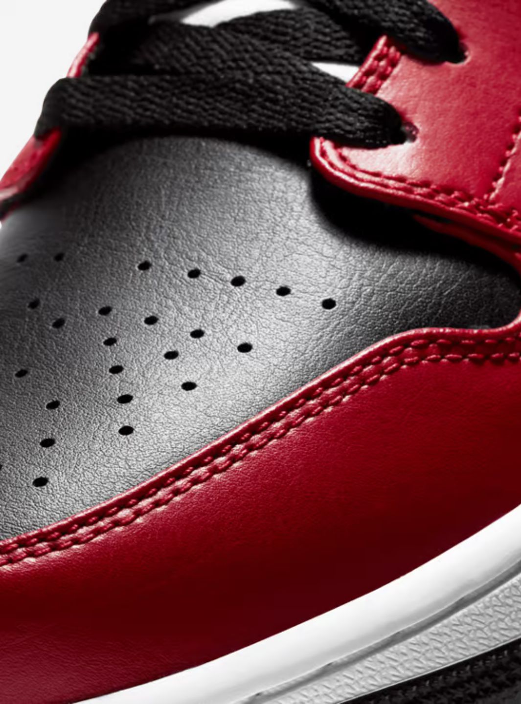 Air Jordan 1 Mid Chicago Black Toe - Image 3