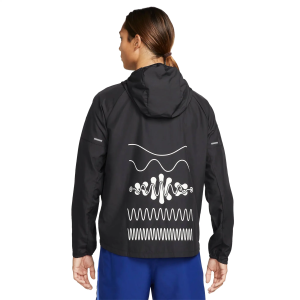 nike-wild-run-miler-sports-jacket-mens-black-dm4721-010-model-back.png