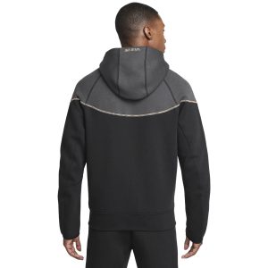 syna-world-x-nike-central-cee-tech-fleece-black-hoodie-hq3748-010-model-back.jpg