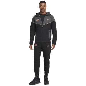 syna-world-x-nike-central-cee-tech-fleece-black-sweatpants-hq3749-010-model-set.jpg